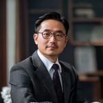 陈立群，社会学研究员，学者气质男性形象，专注家庭与职业关系研究
